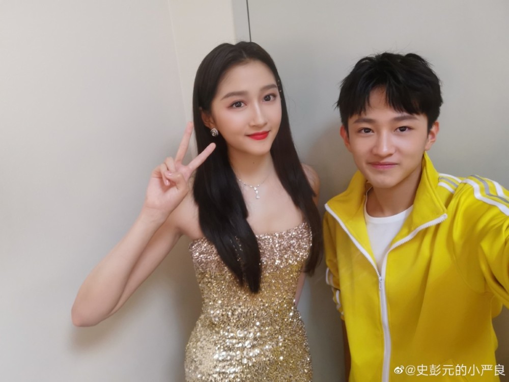 关晓彤|关晓彤与“严良”同框，两人长得太像，儿时照片像双胞胎