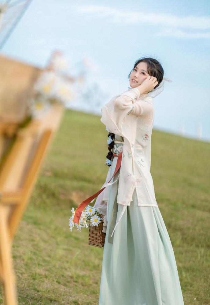 茶里茶气的绿色系汉服风格清新又自然穿上后让你美过绿茶