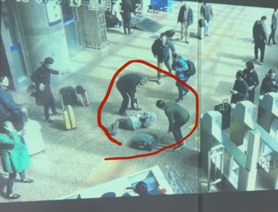 行李箱|女子被行李箱绊倒，15天后去世，家属起诉箱子主人索赔62万