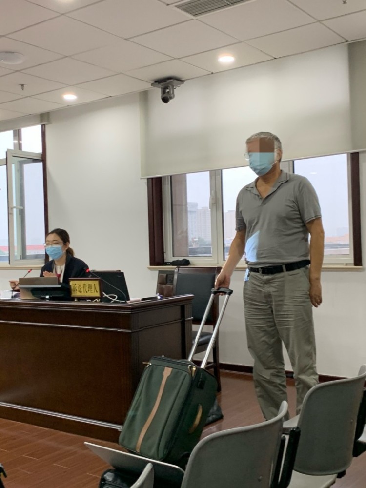 行李箱|女子被行李箱绊倒，15天后去世，家属起诉箱子主人索赔62万