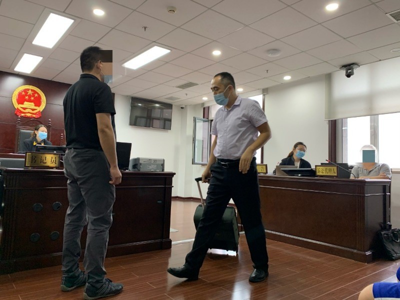 行李箱|女子被行李箱绊倒，15天后去世，家属起诉箱子主人索赔62万