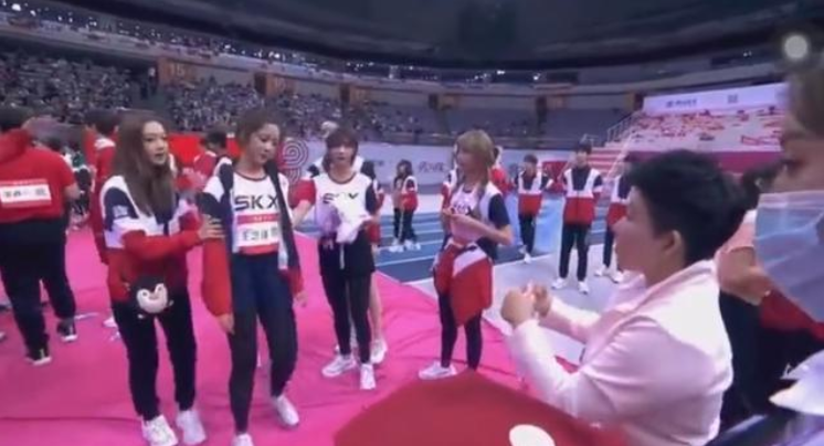 邓亚萍|“小花”有点飘？邓亚萍为其颁奖全程黑脸，不开心全写在脸上