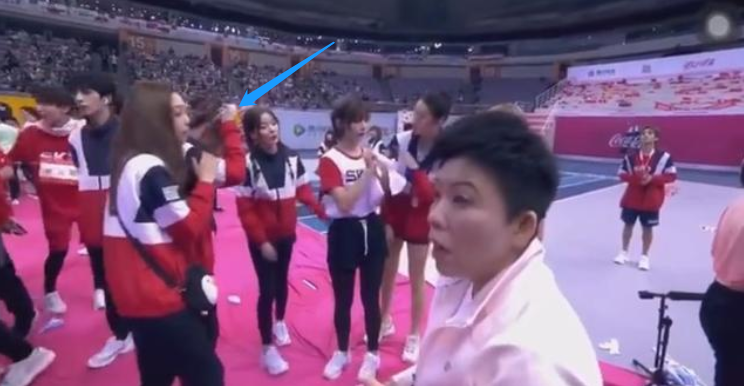 邓亚萍|“小花”有点飘？邓亚萍为其颁奖全程黑脸，不开心全写在脸上