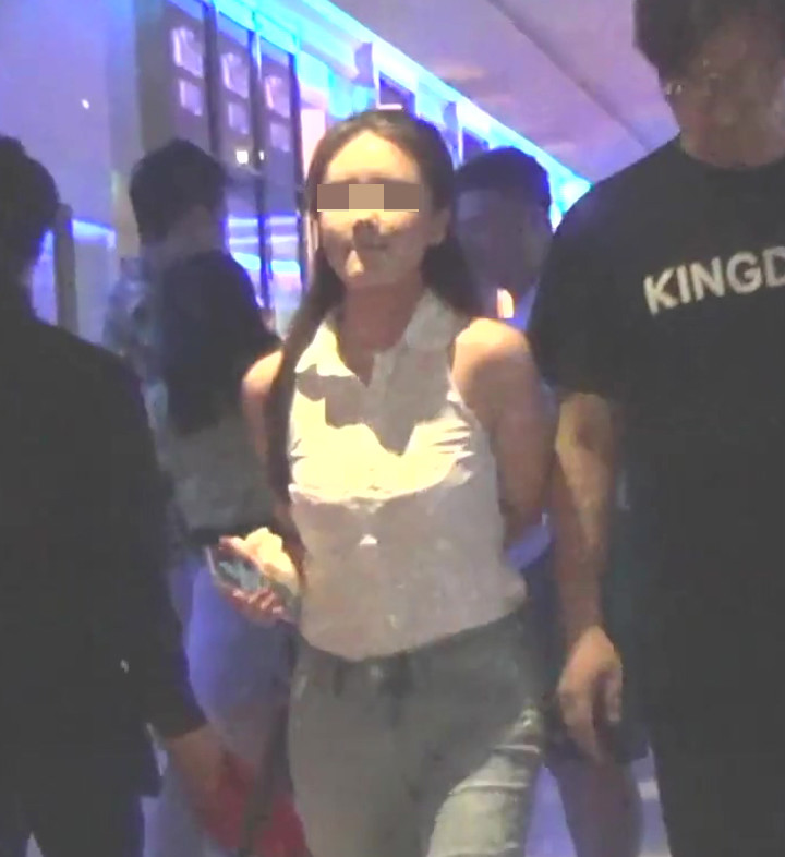 王岳伦|王岳伦与美女互动更多画面流出，女方正脸首曝光年轻貌美不输李湘