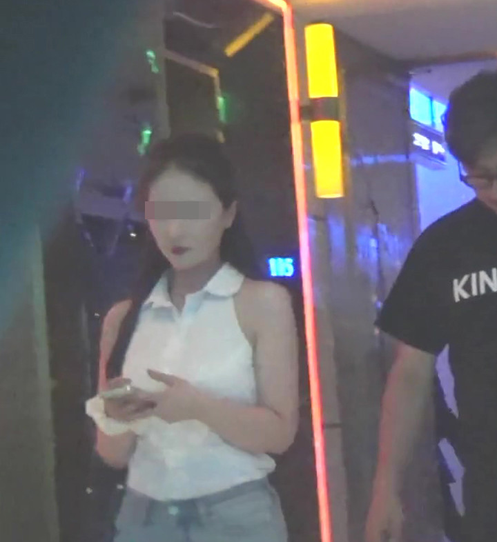 王岳伦|王岳伦与美女互动更多画面流出，女方正脸首曝光年轻貌美不输李湘