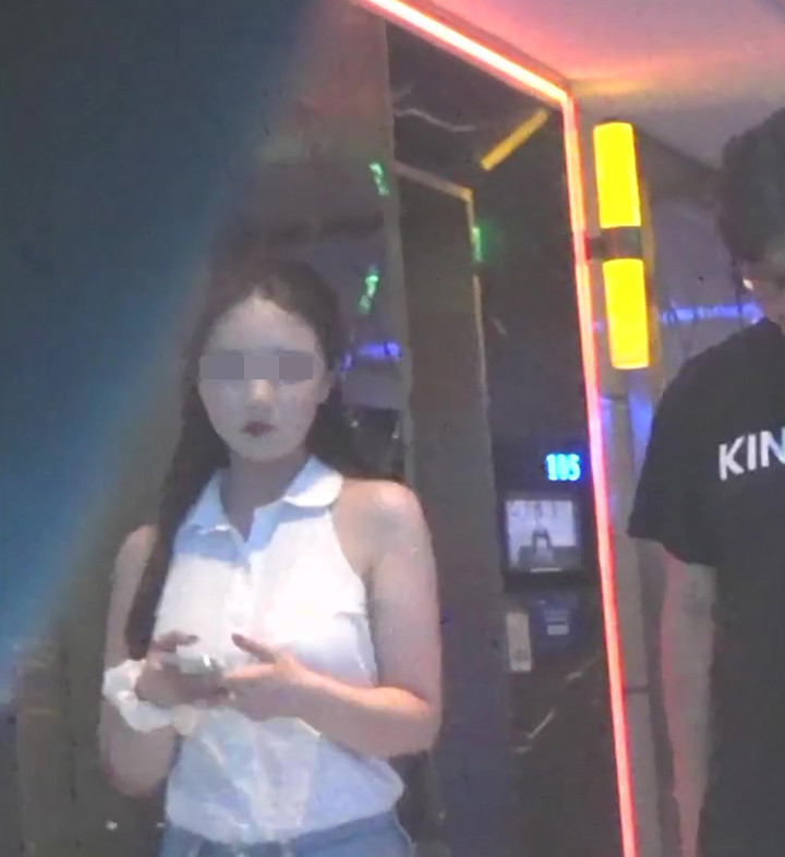 王岳伦|王岳伦与美女互动更多画面流出，女方正脸首曝光年轻貌美不输李湘