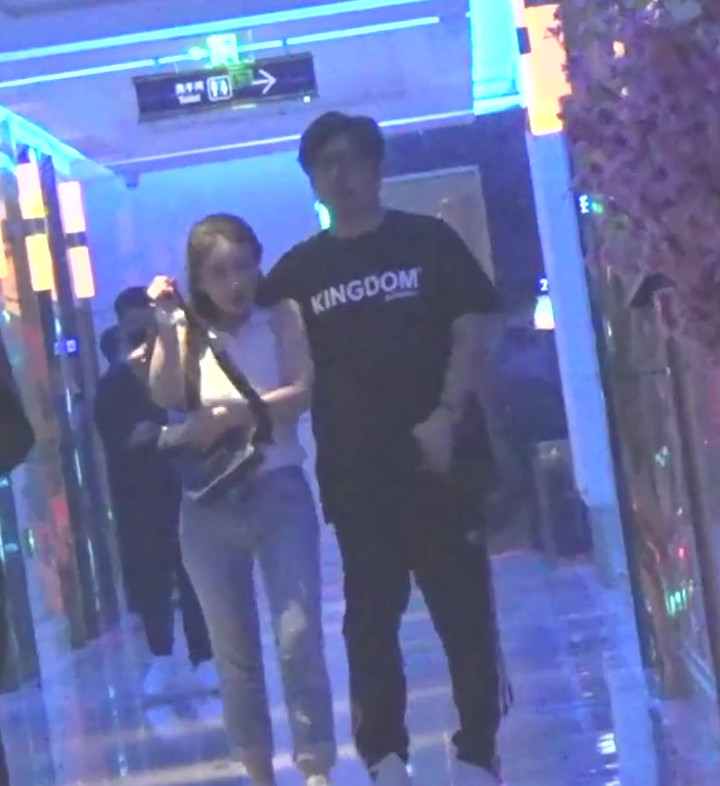 王岳伦|王岳伦与美女互动更多画面流出，女方正脸首曝光年轻貌美不输李湘