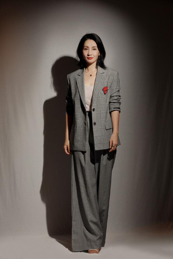 小陶虹气质真好,穿格纹西装配锁骨发出镜,这状态一点不像48岁