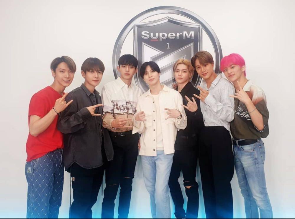 superm登杂志封面,边伯贤蓝发配冷漠脸,金钟仁全身