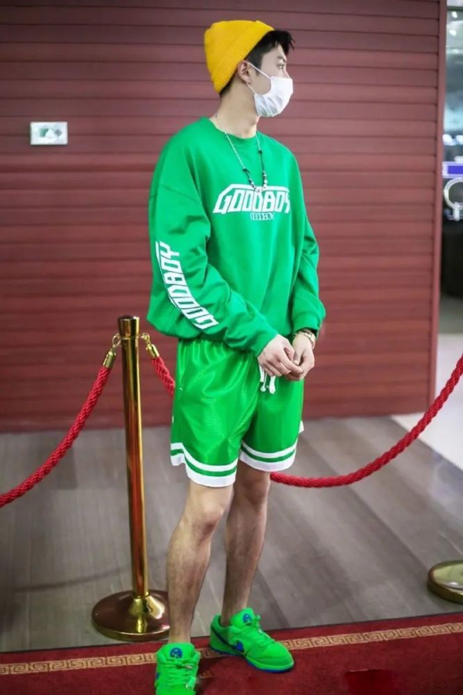 王一博送出九双万元狠鞋吴亦凡连续三次带货同一双鞋