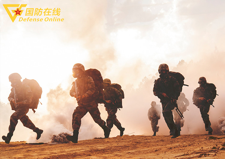 野外驻训场上的摄影评比大赛 军人风采一饱眼福_腾讯新闻