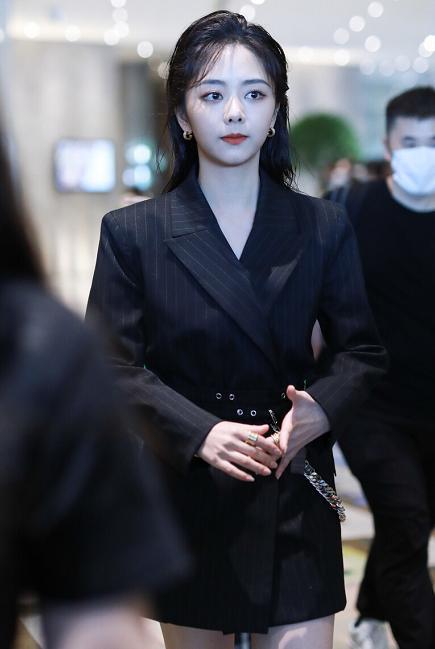 的印象都是比较正式和死板的,要想显得与众不同,一定要在发型以及妆容