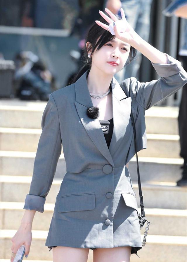 《以家人之名》李尖尖戏里戏外大不同,把西装当连