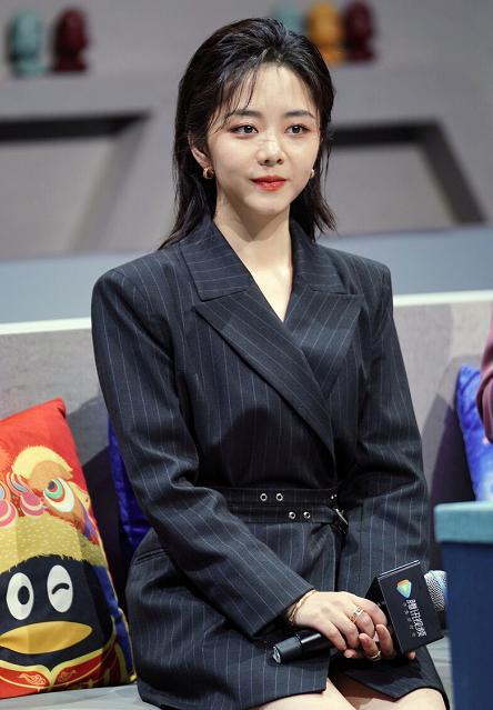 以家人之名李尖尖戏里戏外大不同把西装当连衣裙来穿真美