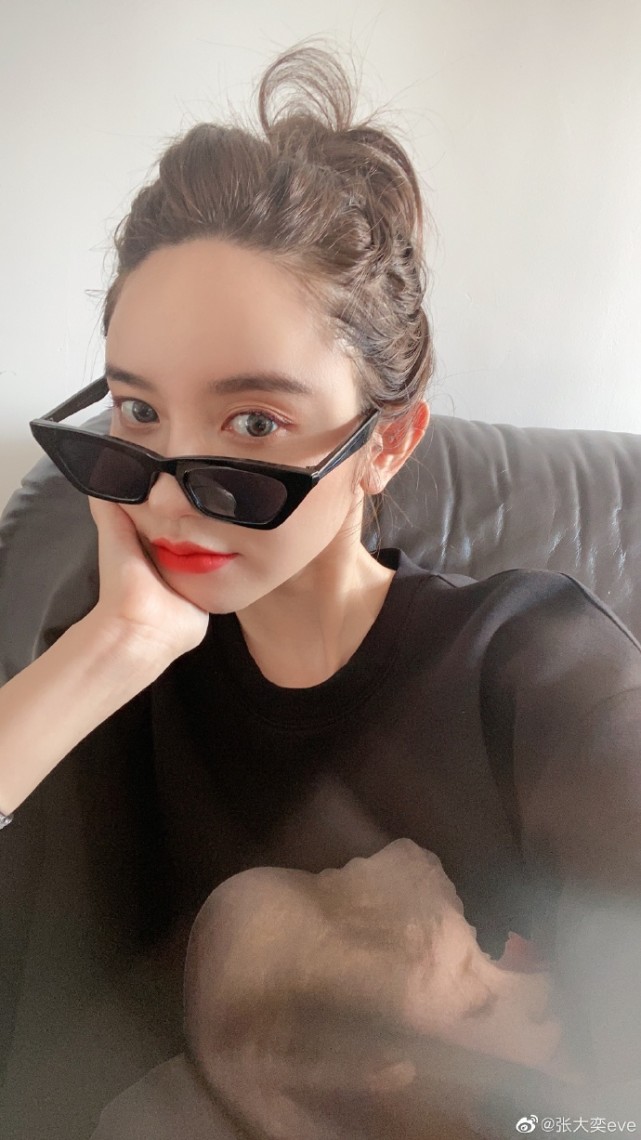 张大奕拍摄写真扎丸子头戴墨镜穿卫衣大玩下体失踪无惧走光