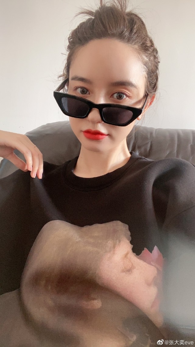 张大奕拍摄写真扎丸子头戴墨镜穿卫衣大玩下体失踪无惧走光