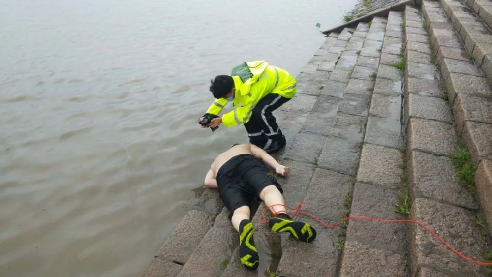 由于溺水男子身上没有任何证件,警方正在征集线索,希望有认识男子的