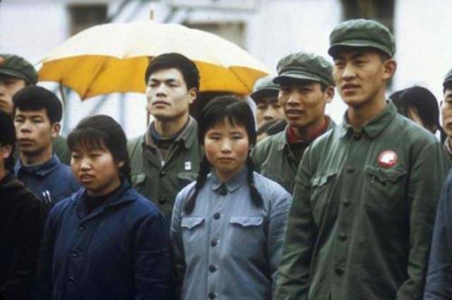 呢大衣|50年代，“豪横”的大院子弟，到底有多幸福