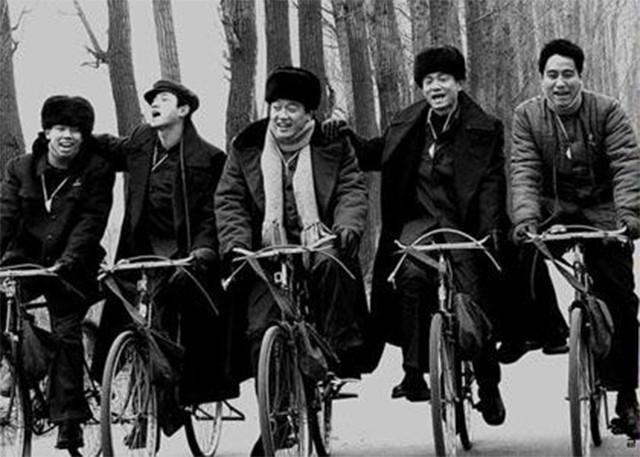 呢大衣|50年代，“豪横”的大院子弟，到底有多幸福