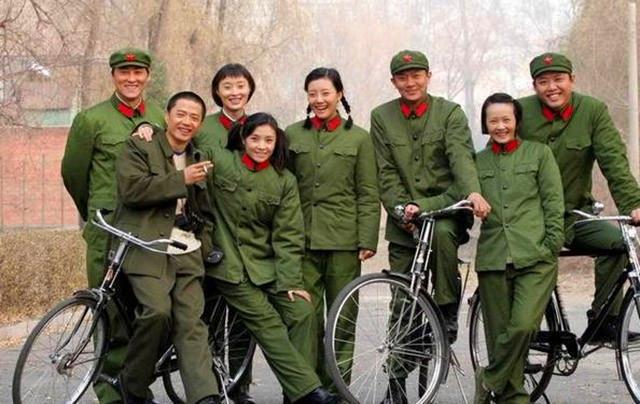 呢大衣|50年代，“豪横”的大院子弟，到底有多幸福