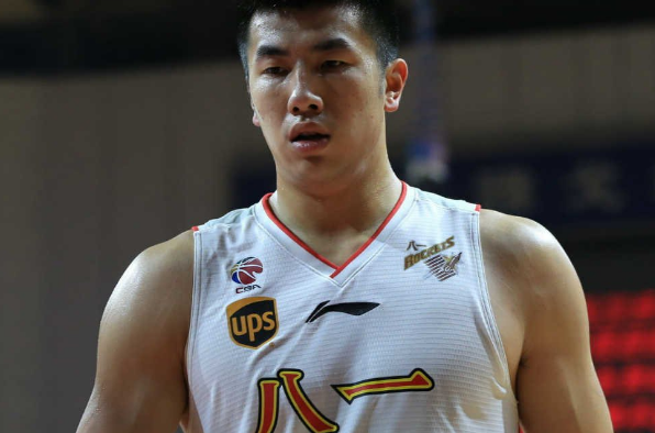 邹雨宸拥有207cm的身高,他在球场最大的亮点就是 球风尤为彪悍,对抗