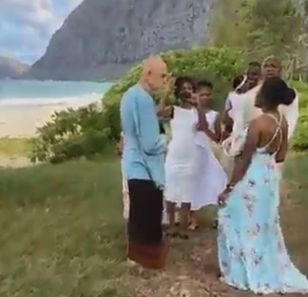 夏威夷|夏威夷一女子阻止小型沙滩婚礼 指责其违反防疫规定