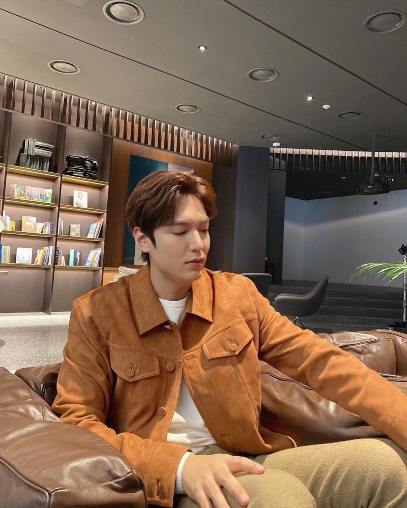 33岁李敏镐晒照,麂皮外套搭烟管裤帅气,抿嘴撒娇,和金高银同款帽引