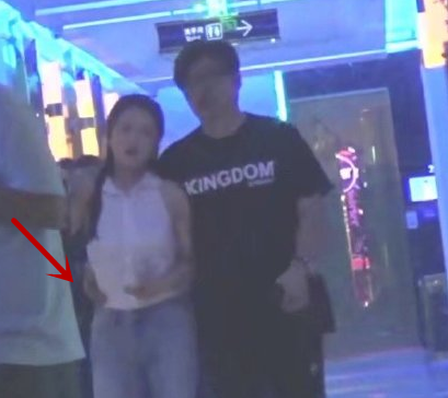 王岳伦|王岳伦刚道过歉，又被曝出与ktv女子的亲密照片，连腰都搂上了