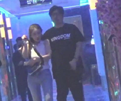 王岳伦|王岳伦刚道过歉，又被曝出与ktv女子的亲密照片，连腰都搂上了