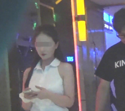 王岳伦|王岳伦刚道过歉，又被曝出与ktv女子的亲密照片，连腰都搂上了