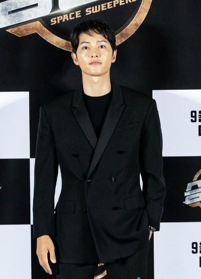宋仲基终于出山!一袭黑西装化身魅力型男,联手金泰梨cp感大爆棚