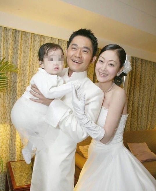 关于两人离婚的原因有很多传闻,不少人听说是因为欢欢不满江国宾把钱