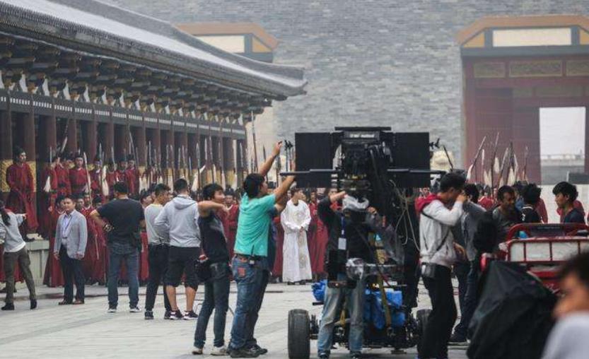 明星们拍戏片场休息的时候都干什么?网友:反差太大!太好玩了