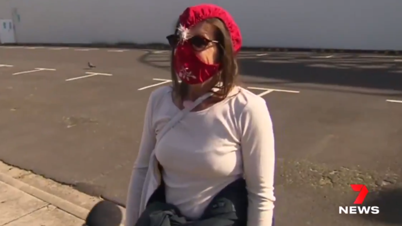 澳洲女子头戴红内裤上街,笑称"这是妈妈送的礼物,比口罩舒服"