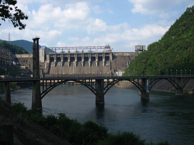 在錢塘江支流新安江上,從建德一路向西,循山溯水,銅官峽谷間,紫金灘上