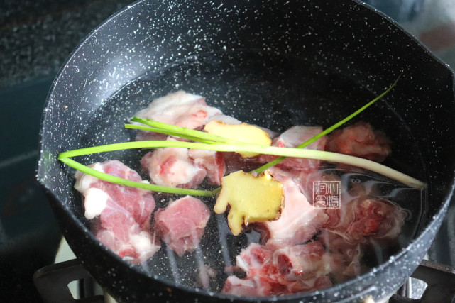 肉类焯水时，冷水还是沸水下锅？都不对，记好3个诀窍，太实用了_腾讯新闻