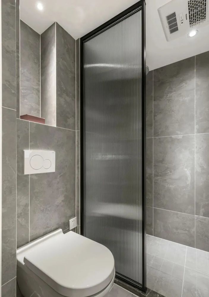 卫生间利用墙厚和 借用主卧衣柜的部分厚度做壁挂马桶 方便打扫壁龛