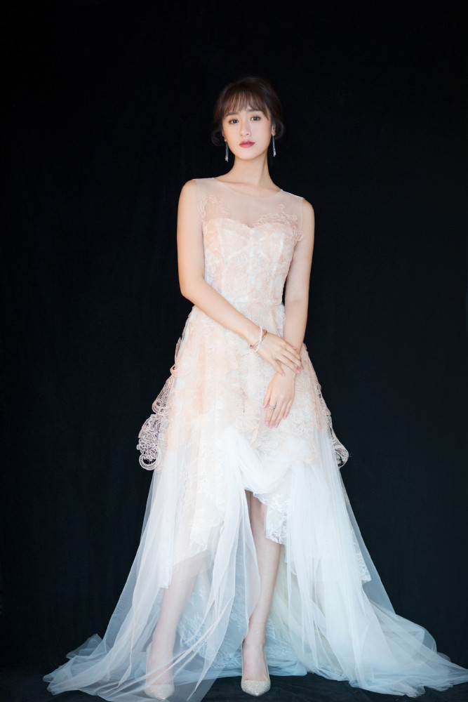 真不愧是仙女,袁冰妍穿香槟色礼服裙灵气满满,藏不住的少女气质