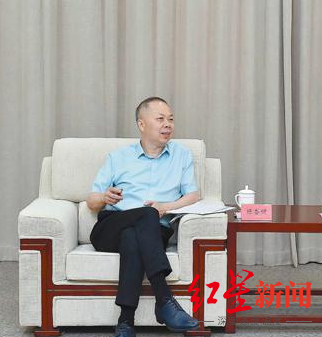 中国铁建相关人士董事长陈奋健不是在集团公司坠楼身亡的