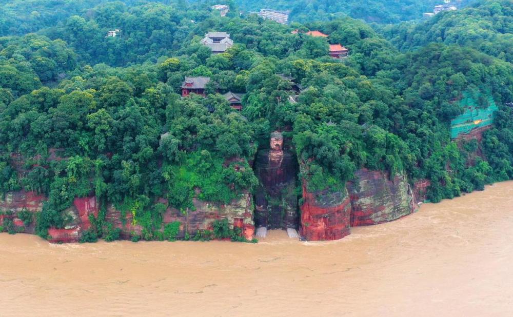四川乐山大佛70年来首次被洪水淹至脚趾