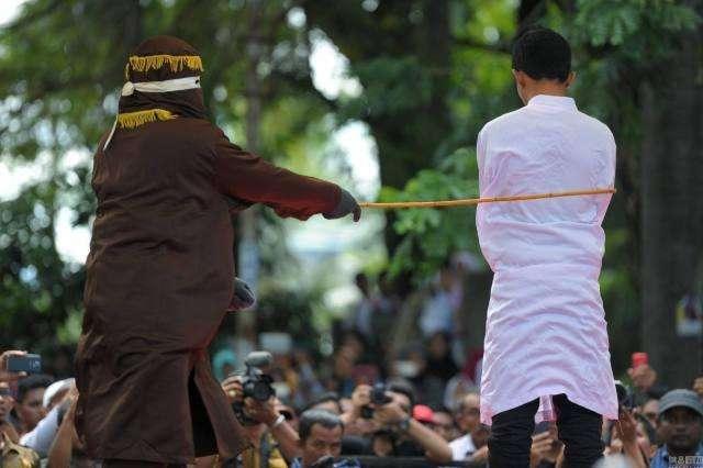 新加坡的鞭刑到底有多恐怖为何很多人宁愿坐牢也不愿挨一鞭子