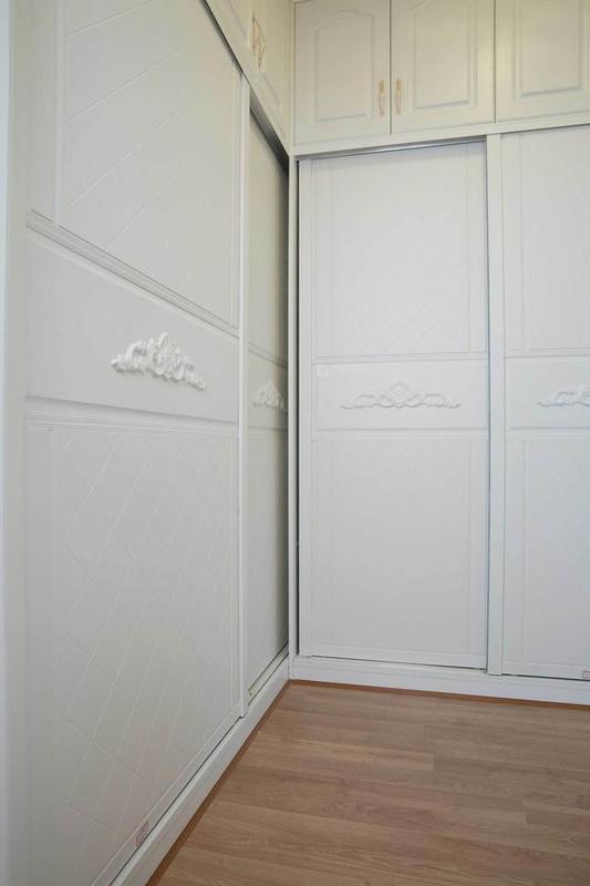 直角衣柜,利用好角落的空间,增加不少衣柜容量.