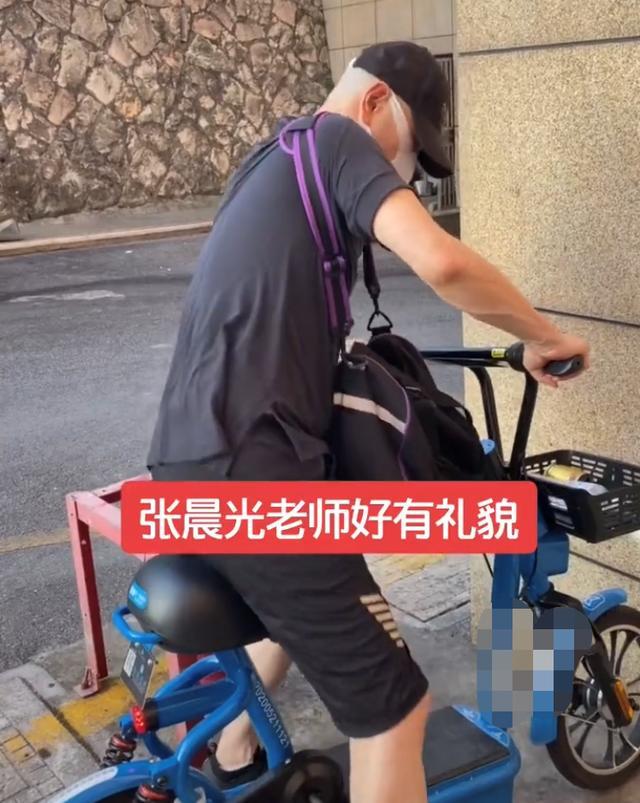 张晨光|63岁张晨光骑共享单车露面！剧里是富豪，私下却被倪萍吐槽太抠门