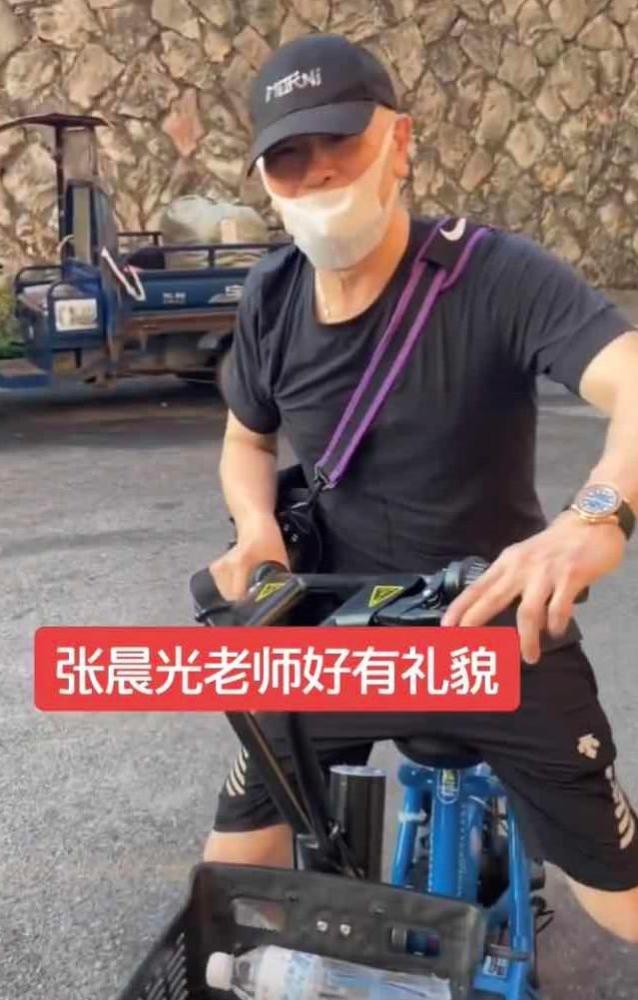 张晨光|63岁张晨光骑共享单车露面！剧里是富豪，私下却被倪萍吐槽太抠门