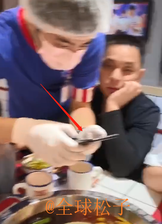 陈赫|陈赫的火锅店也“翻车”了？媒体报道称顾客吃出了“蛆”和防腐剂
