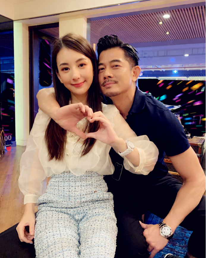 方媛|方媛在线分享美发心得，身后超大浴缸抢镜，情侣玩偶满满少女心