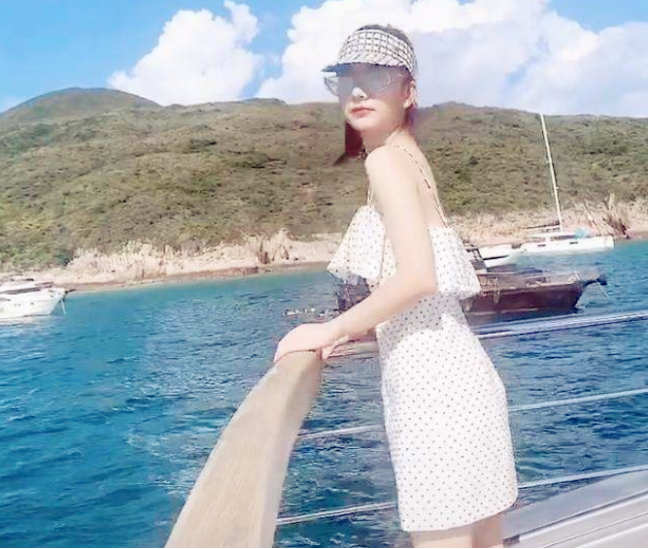 方媛|方媛在线分享美发心得，身后超大浴缸抢镜，情侣玩偶满满少女心