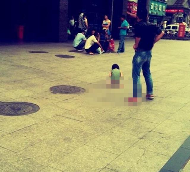 3岁孩子景区撒泡尿致亲妈被推下20米悬崖要150万推人者说要分期