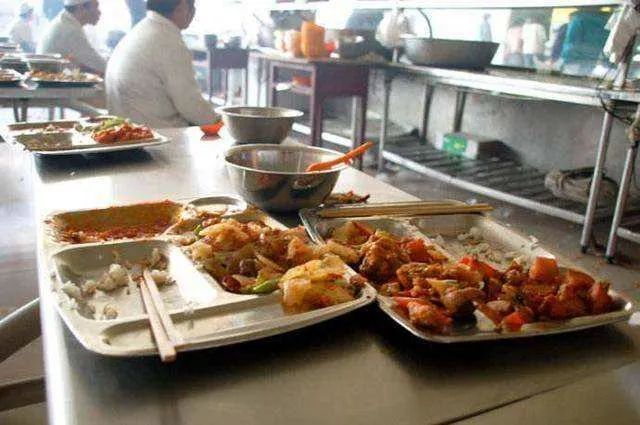 校园营养餐学生吃一半倒一半对于餐食浪费家长们这样说