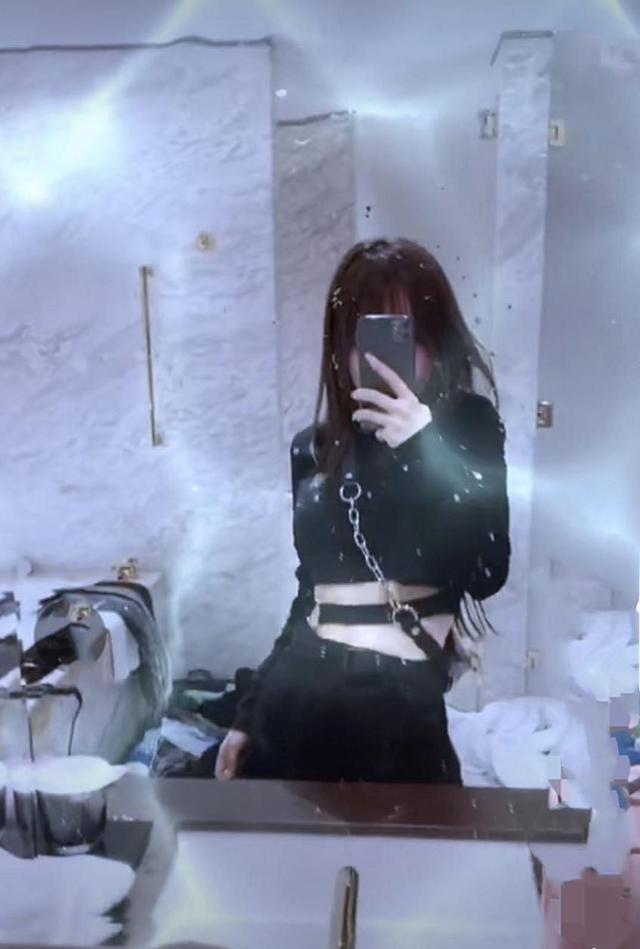 李小璐晒自拍露纤细小蛮腰,却被吐槽衣服乱扔太邋遢,意外暴露豪宅内景